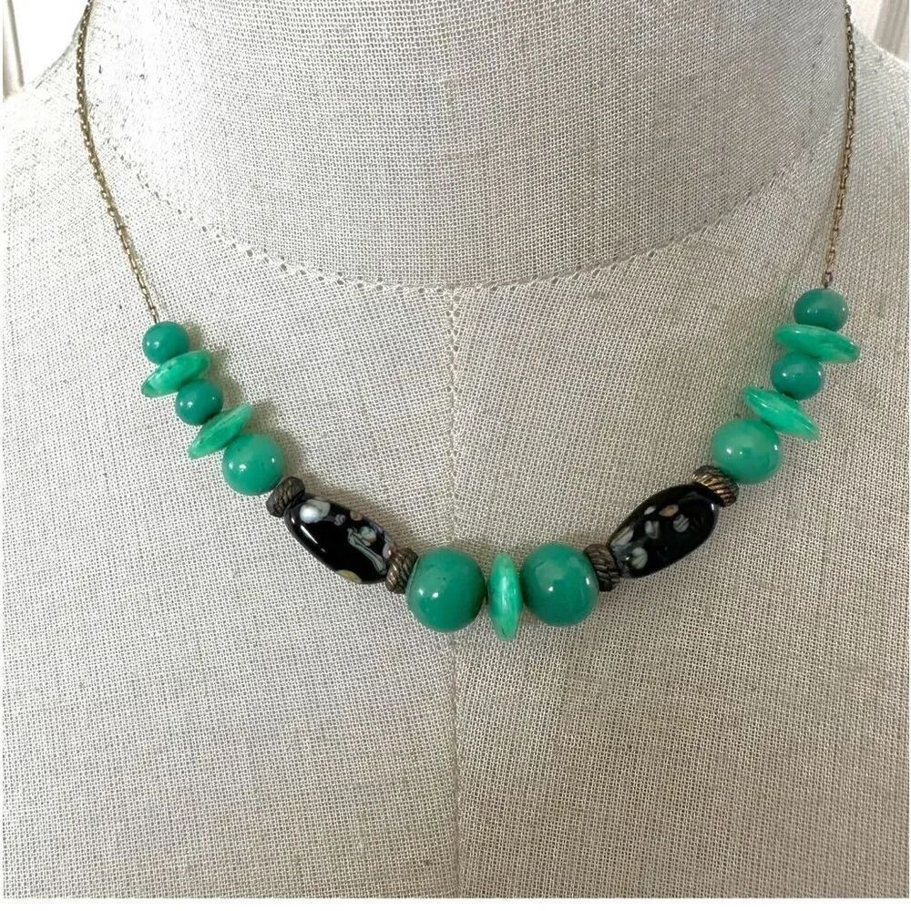 Glass green and black beaded vintage necklace
